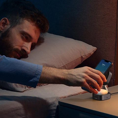 Ładowarka Ugreen W702 indukcyjna 3w1 z MagSafe / Qi2 i portem USB-C na telefon / słuchawki - czarna Ładowarka Ugreen W702 indukcyjna 3w1 z MagSafe / Qi2 i portem USB-C na telefon / słuchawki - czarna