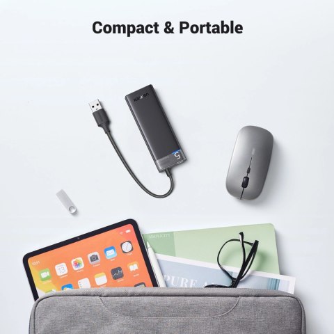 HUB Ugreen CM653 z 4 portami USB-A i kablem zasilającym USB-A - czarny HUB Ugreen CM653 z 4 portami USB-A i kablem zasilającym USB-A - czarny