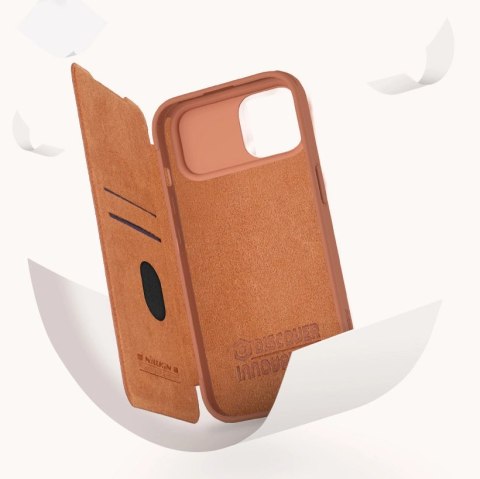 Skórzane etui z klapką osłoną aparatu do iPhone 15 Pro Max Nillkin Qin Pro Leather - czarne Skórzane etui z klapką osłoną aparatu do iPhone 15 Pro Max Nillkin Qin Pro Leather - czarne