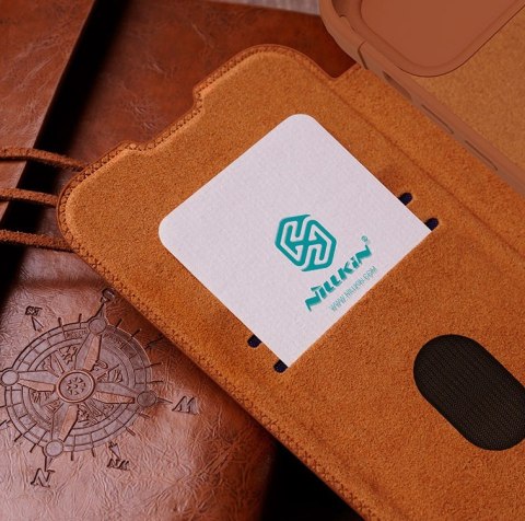 Skórzane etui z klapką osłoną aparatu do iPhone 15 Pro Max Nillkin Qin Pro Leather - czarne Skórzane etui z klapką osłoną aparatu do iPhone 15 Pro Max Nillkin Qin Pro Leather - czarne