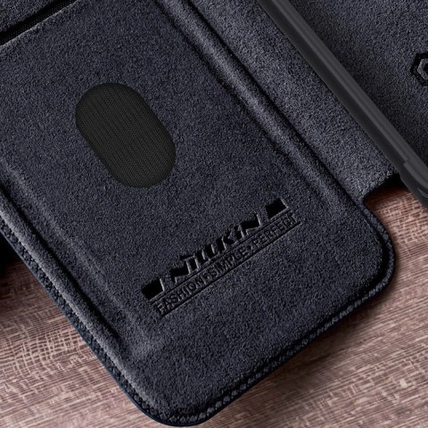 Skórzane etui z klapką osłoną aparatu do iPhone 15 Pro Max Nillkin Qin Pro Leather - czarne Skórzane etui z klapką osłoną aparatu do iPhone 15 Pro Max Nillkin Qin Pro Leather - czarne