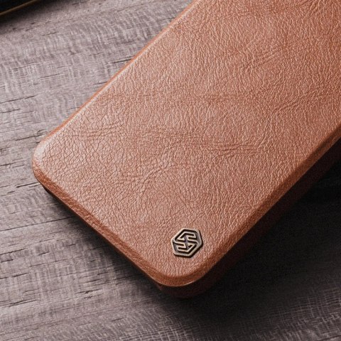 Skórzane etui z klapką osłoną aparatu do iPhone 15 Pro Max Nillkin Qin Pro Leather - czarne Skórzane etui z klapką osłoną aparatu do iPhone 15 Pro Max Nillkin Qin Pro Leather - czarne