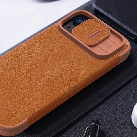 Skórzane etui z klapką osłoną aparatu do iPhone 15 Pro Max Nillkin Qin Pro Leather - czarne Skórzane etui z klapką osłoną aparatu do iPhone 15 Pro Max Nillkin Qin Pro Leather - czarne