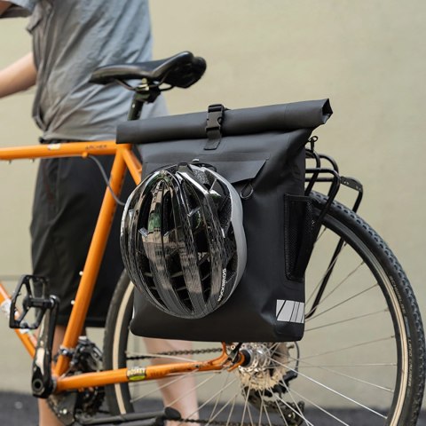 Sakwa rowerowa Rockbros z funkcją plecaka, wodoodporna, z zaczepem na kask 18l - czarna Sakwa rowerowa Rockbros z funkcją plecaka, wodoodporna, z zaczepem na kask 18l - czarna