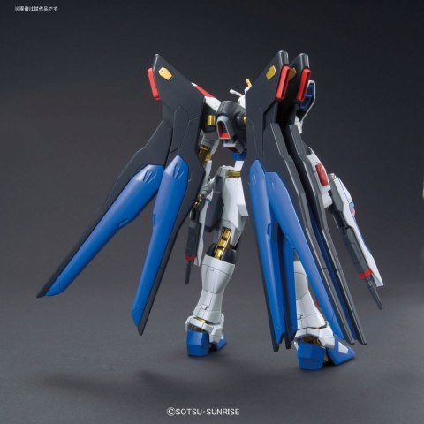 Figurka kolekcjonerska Bandai HGCE 1/144 ZGMF-X20A STRIKE FREEDOM GUNDAM Figurka kolekcjonerska Bandai HGCE 1/144 ZGMF-X20A STRIKE FREEDOM GUNDAM