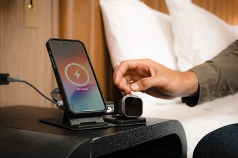 UAG 3in1 Travel Charger - bezprzewodowa ładowarka podróżna do trzech urządzeń 15W, kompatybilna z MagSafe, kabel, wtyczki i orga UAG 3in1 Travel Charger - bezprzewodowa ładowarka podróżna do trzech urządzeń 15W, kompatybilna z MagSafe, kabel, wtyczki i orga